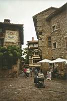 Perouges, Place du tilleul, Maison au cadran solaire (2)